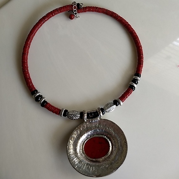 Set of Matching Red Earrings & necklace - Picture 5 of 7